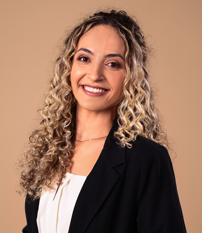 Dra. Nathalya Fedechen sorrindo.